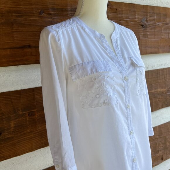 CHICO’S White Eyelet, Sequin Top, Buttons, Pocket, Summer Blouse Sz 0 (US 4) - Picture 4 of 14